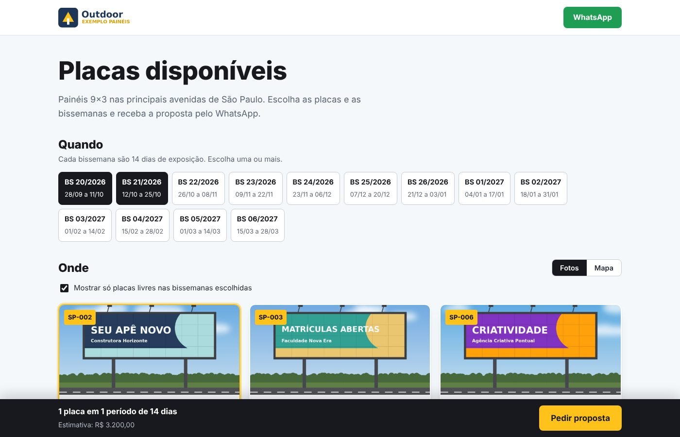 Vitrine pública com logotipo da empresa e placas disponíveis com foto